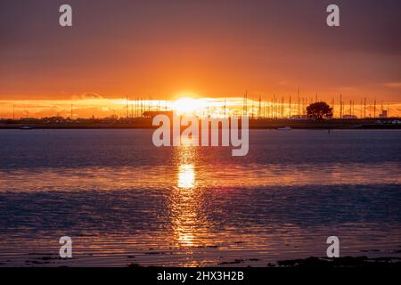 coucher de soleil sur la mer avec le pont de Langstone en arrière-plan Banque D'Images