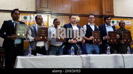 New Delhi, Inde. 09th mars 2022. Branko Devide Vinceti football et Président NK Instruta FC Croatio et Directeur général Darko Podnard Directeur des Affaires internationales de NK istra 1961 et Mikel Lauzurice Directeur Coach et développement à la conférence de presse sur 1st Indo Croate football collaboration AS Indo Europe Sports Leisure council, Activités visant à promouvoir les relations entre l'Inde et l'Europe par le biais des sports et des citoyens à New Delhi, Inde, le 09 mars 2022. (Photo de Ravi Batra/Sipa USA) crédit: SIPA USA/Alay Live News Banque D'Images