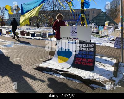 Riga, Lettonie. 09th mars 2022. Des manifestations contre le conflit en Ukraine ont lieu en face de l'ambassade de Russie à Riga. Credit: Alexander Welscher/dpa/Alay Live News Banque D'Images