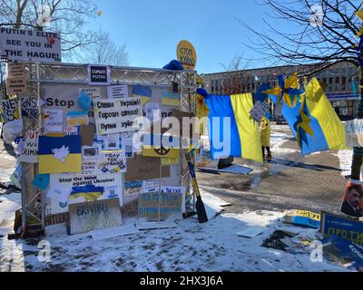 Riga, Lettonie. 09th mars 2022. Des drapeaux ukrainiens, des affiches de protestation et des feuillets de papier avec des mots de protestation sont affichés en face de l'ambassade de Russie à Riga. Credit: Alexander Welscher/dpa/Alay Live News Banque D'Images