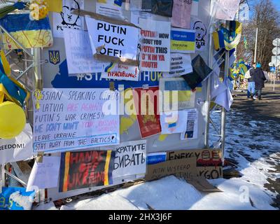 Riga, Lettonie. 09th mars 2022. Des affiches et des feuillets de papier contenant des mots de protestation sont affichés en face de l'ambassade de Russie à Riga. Credit: Alexander Welscher/dpa/Alay Live News Banque D'Images