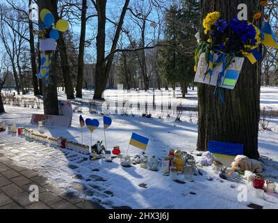 Riga, Lettonie. 09th mars 2022. Des drapeaux ukrainiens, des bougies, des fleurs et des affiches sont visibles en face de l'ambassade d'Ukraine à Riga. Credit: Alexander Welscher/dpa/Alay Live News Banque D'Images