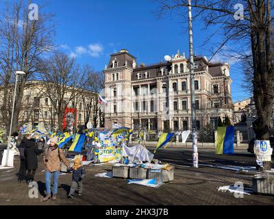 Riga, Lettonie. 09th mars 2022. Des manifestations contre le conflit en Ukraine ont lieu en face de l'ambassade de Russie à Riga. Credit: Alexander Welscher/dpa/Alay Live News Banque D'Images