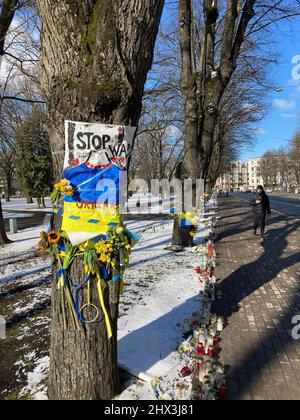 Riga, Lettonie. 09th mars 2022. Des bougies, des fleurs et des affiches sont visibles en face de l'ambassade d'Ukraine à Riga. Credit: Alexander Welscher/dpa/Alay Live News Banque D'Images