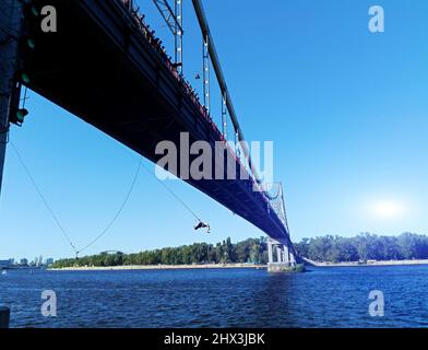 Ropjumping - saut du pont sur une bande élastique à la rivière. Banque D'Images