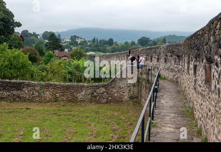 Touristes marchant sur les murs de la vieille ville de St Jean pied de Port en France Banque D'Images