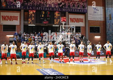 Casale Monferrato, Italie. 06th mars 2022. Italie, Casale Monferrato (AL), 03 06 2022: A|X Armani Exchange Milan pendant l'hymne italien sur le jeu de basket-ball DERTHONA PANIER vs A|X Armani Milan, Lega basket A 2021-2022 day21, PalaEnergica (photo de Fabrizio Andrea Bertani/Pacific Press) Credit: Pacific Press Media production Corp./Alay Live News Banque D'Images