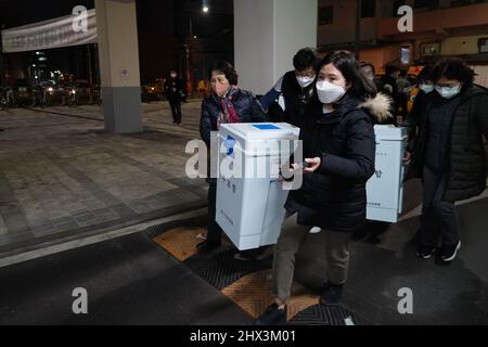 Séoul, Corée du Sud. 9th mars 2022. Les membres du personnel envoient des urnes pour l'élection présidentielle à un bureau de vote à Séoul, Corée du Sud, le 9 mars 2022. Credit: James Lee/Xinhua/Alay Live News Banque D'Images