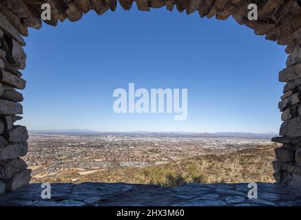 Dobbin's Lookout est perché au sommet de Phoenix, le célèbre parc de South Mountain en Arizona, et offre aux touristes une vue phénoménale sur la ville. Banque D'Images