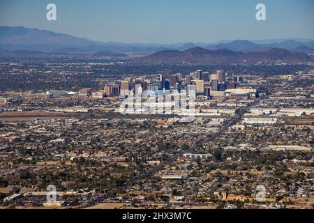 Dobbin's Lookout est perché au sommet de Phoenix, le célèbre parc de South Mountain en Arizona, et offre aux touristes une vue phénoménale sur la ville. Banque D'Images