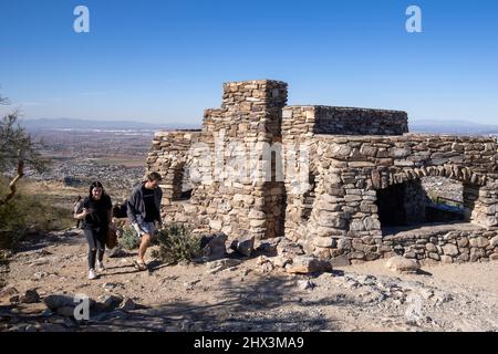 Dobbin's Lookout est perché au sommet de Phoenix, le célèbre parc de South Mountain en Arizona, et offre aux touristes une vue phénoménale sur la ville. Banque D'Images