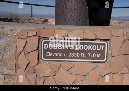 Dobbin's Lookout est perché au sommet de Phoenix, le célèbre parc de South Mountain en Arizona, et offre aux touristes une vue phénoménale sur la ville. Banque D'Images