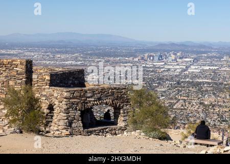 Dobbin's Lookout est perché au sommet de Phoenix, le célèbre parc de South Mountain en Arizona, et offre aux touristes une vue phénoménale sur la ville. Banque D'Images