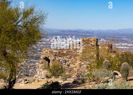 Dobbin's Lookout est perché au sommet de Phoenix, le célèbre parc de South Mountain en Arizona, et offre aux touristes une vue phénoménale sur la ville. Banque D'Images