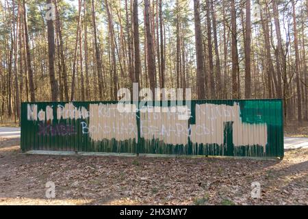 Grodno, Bélarus - 06 mars 2022 : l'inscription Free Belarus et une ligne du célèbre poème de Yakub Koles sur la clôture du site de conteneurs pour g Banque D'Images