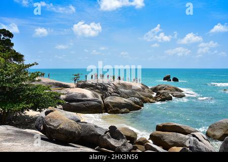 Un groupe de touristes se tient sur les énormes pierres près des «pierres grand-père et grand-mère» à Ko Samui et appréciant le panorama Banque D'Images