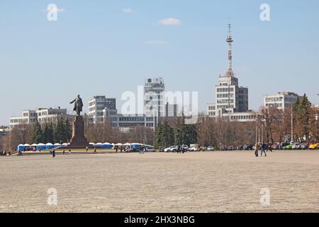 KHARKOV, UKRAINE - 17 AVRIL 2013 : c'est la place de la liberté avec la construction de l'industrie d'État, construite dans le style du constructivisme du 30s Banque D'Images