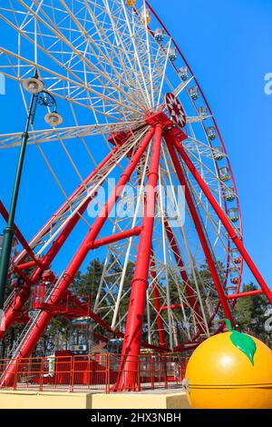 KHARKOV, UKRAINE - 17 AVRIL 2013 : il s'agit d'une roue de ferris dans le Central City Park. Banque D'Images