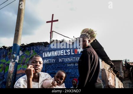 Les jeunes filles jouent dans les rues des bidonvilles de Kibera, Nairobi. Banque D'Images