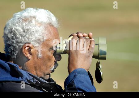 Visage d'un heureux homme noir ethnique de 66 ans qui regarde son petit-fils jouer au football - certains avec des lunettes de champ Banque D'Images