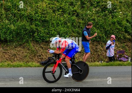 Louverne, France - 30 juin 2021 : le cycliste français Arnaud Demare de Groupama-FDJ Team se déplace sous la pluie pendant la phase 5 (épreuve individuelle) o Banque D'Images