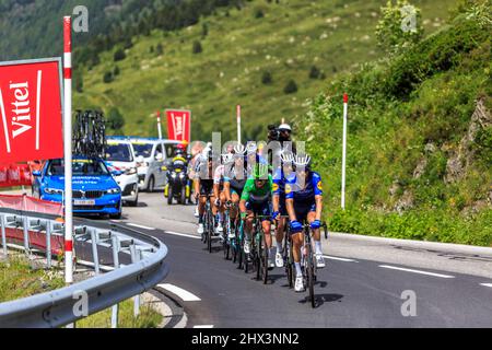 Port d'Envalira, France - juillet 11,2021 : le cycliste Manx Marc Cavendish et ses coéquipiers de l'équipe Deceuninck-Quick Step, dans le Green Jersey Climing t Banque D'Images