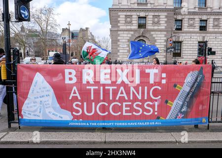 Londres, Angleterre. 9th mars 2022. Une bannière disant « Brexit: A Titanic Success! » Des militants anti-conservateurs en dehors du Parlement protestent contre le gouvernement conservateur et le Premier ministre britannique, Boris Johnsons, l'implication dans le Brexit. Credit: SMP News / Alamy Live News Banque D'Images