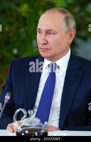 Moscou, Russie. 05 mars 2022. Le président russe Vladimir Poutine lors d'un déjeuner avec des équipages de conduite féminins au complexe d'entraînement aéronautique Aeroflot, le 5 mars 2022 à Moscou, en Russie. Aeroflot suspend la plupart des vols internationaux par crainte de voir leur avion percuté. Banque D'Images