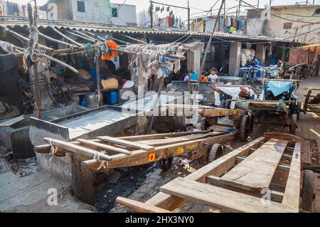 Des corneilles en bois typiques garées à Mahalaxmi Dhobi Ghat, une grande laverie automatique traditionnelle en plein air à Mumbai, en Inde Banque D'Images