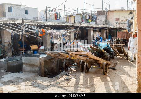 Des corneilles en bois typiques garées à Mahalaxmi Dhobi Ghat, une grande laverie automatique traditionnelle en plein air à Mumbai, en Inde Banque D'Images