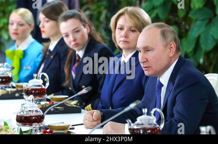 Moscou, Russie. 05 mars 2022. Le président russe Vladimir Poutine parle lors d'un déjeuner avec des équipages de conduite féminins lors d'une visite au complexe d'entraînement aéronautique Aeroflot, le 5 mars 2022 à Moscou, en Russie. Aeroflot suspend la plupart des vols internationaux par crainte de voir leur avion percuté. Banque D'Images