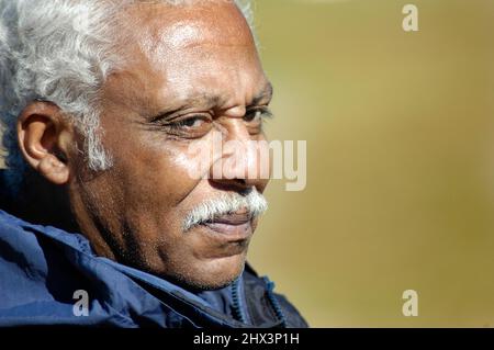 Visage d'un heureux homme noir ethnique de 66 ans qui regarde son petit-fils jouer au football - certains avec des lunettes de champ Banque D'Images
