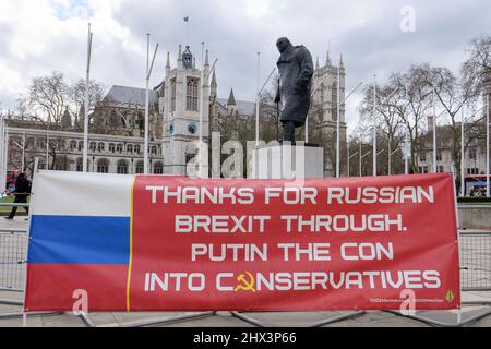 Londres, Angleterre. 9th mars 2022. La bannière anti-conservatrice devant le Parlement pour protester contre le gouvernement conservateur et le Premier ministre britannique, Boris Johnsons, l'implication avec la Russie et Vladimir Poutine. Credit: SMP News / Alamy Live News Banque D'Images
