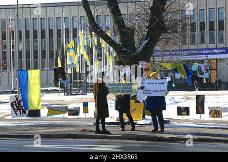 Riga, Lettonie. 09th mars 2022. Des manifestations contre le conflit en Ukraine ont lieu en face de l'ambassade de Russie à Riga. Credit: Alexander Welscher/dpa/Alay Live News Banque D'Images