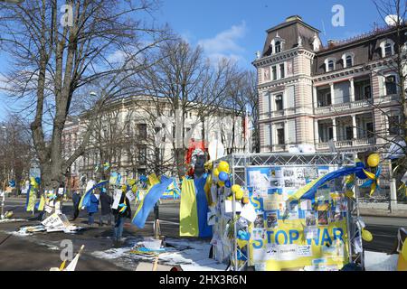 Riga, Lettonie. 09th mars 2022. Des affiches de protestation sont exposées sur des arbres et des lampadaires sur la place devant l'ambassade de Russie à Riga. Des manifestations et des rassemblements ont lieu tous les jours devant l'ambassade. Credit: Alexander Welscher/dpa/Alay Live News Banque D'Images