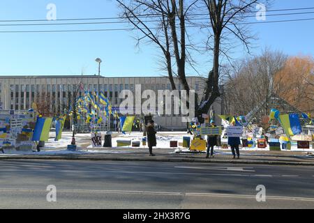 Riga, Lettonie. 09th mars 2022. Des manifestations contre le conflit en Ukraine ont lieu en face de l'ambassade de Russie à Riga. Credit: Alexander Welscher/dpa/Alay Live News Banque D'Images