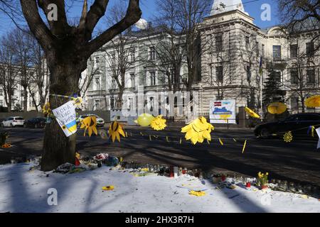 Riga, Lettonie. 09th mars 2022. Des manifestations contre le conflit en Ukraine ont lieu en face de l'ambassade de Russie à Riga. Credit: Alexander Welscher/dpa/Alay Live News Banque D'Images