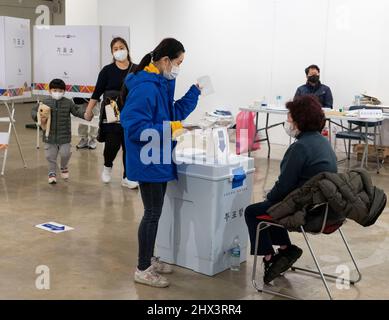 Séoul, Corée du Sud. 09th mars 2022. Le 9 mars 2022, les électeurs ont voté pour l'élection présidentielle au bureau de vote de Séoul, en Corée du Sud. (Photo de Lee Young-ho/Sipa USA) crédit: SIPA USA/Alay Live News Banque D'Images