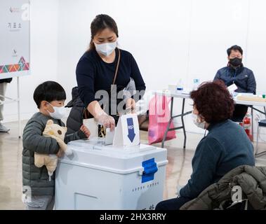 Séoul, Corée du Sud. 09th mars 2022. Le 9 mars 2022, les électeurs ont voté pour l'élection présidentielle au bureau de vote de Séoul, en Corée du Sud. (Photo de Lee Young-ho/Sipa USA) crédit: SIPA USA/Alay Live News Banque D'Images