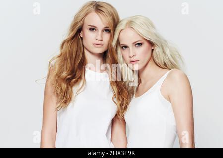 Une beauté naturelle. Portrait de studio de deux jeunes modèles sur fond blanc. Banque D'Images