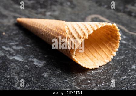 bâton de glace en bois avec taille isolée sur fond blanc Banque D'Images