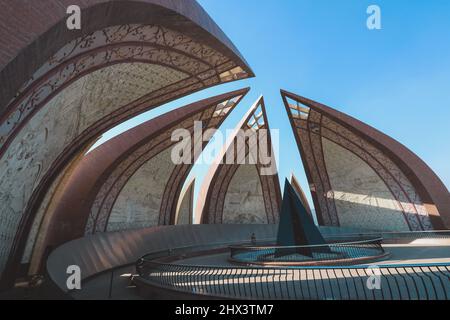 Vue intéressante sur le monument national du Pakistan avec les feuilles de Lotus, situé sur les collines de Shakarparian à l'ouest à Islamabad, Pakistan Banque D'Images