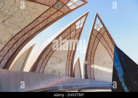 Vue intéressante sur le monument national du Pakistan avec les feuilles de Lotus, situé sur les collines de Shakarparian à l'ouest à Islamabad, Pakistan Banque D'Images