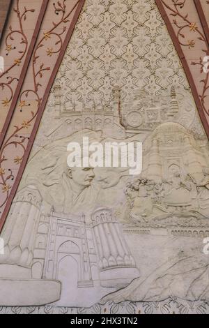 Murs intérieurs en pierre décorations du Monument du Pakistan à Islamabad avec des œuvres d'art représentant divers monuments, comme le fort de Lahore, la mosquée Badshahi, Khybe Banque D'Images