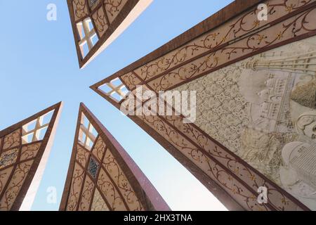 Vue intéressante sur le monument national du Pakistan avec les feuilles de Lotus, situé sur les collines de Shakarparian à l'ouest à Islamabad, Pakistan Banque D'Images