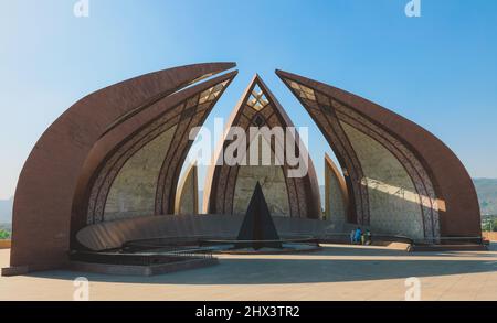 Vue intéressante sur le monument national du Pakistan avec les feuilles de Lotus, situé sur les collines de Shakarparian à l'ouest à Islamabad, Pakistan Banque D'Images