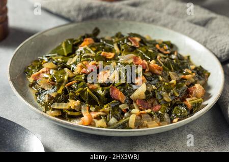 Collard maison au sud sauté avec oignon et bacon Banque D'Images