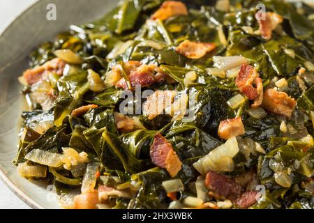Collard maison au sud sauté avec oignon et bacon Banque D'Images
