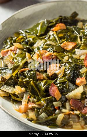 Collard maison au sud sauté avec oignon et bacon Banque D'Images