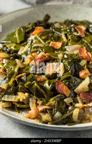 Collard maison au sud sauté avec oignon et bacon Banque D'Images